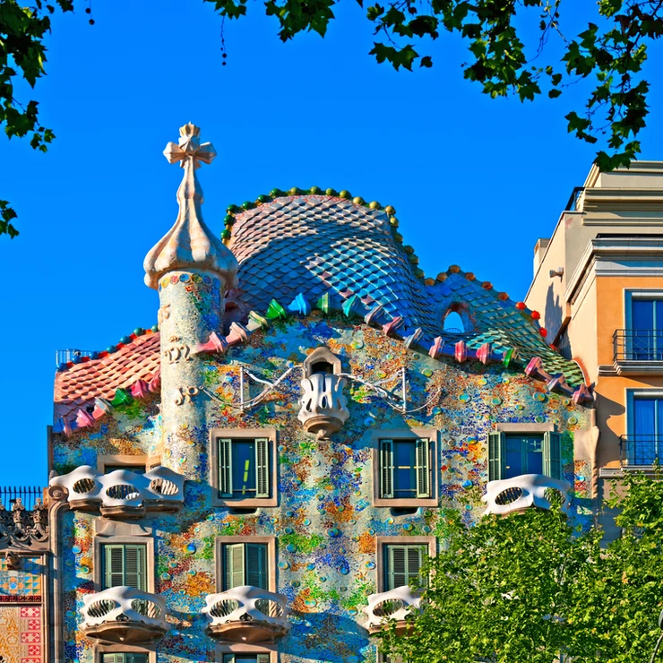 the mosaicked facade of Casa Battlo, a must visit attraction on your 4 days in Barcelona itinerary