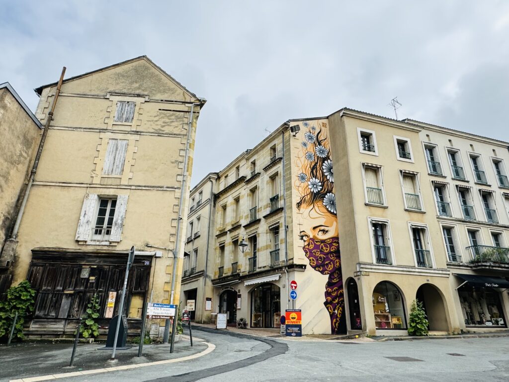 street art mural on a building in Bergerac